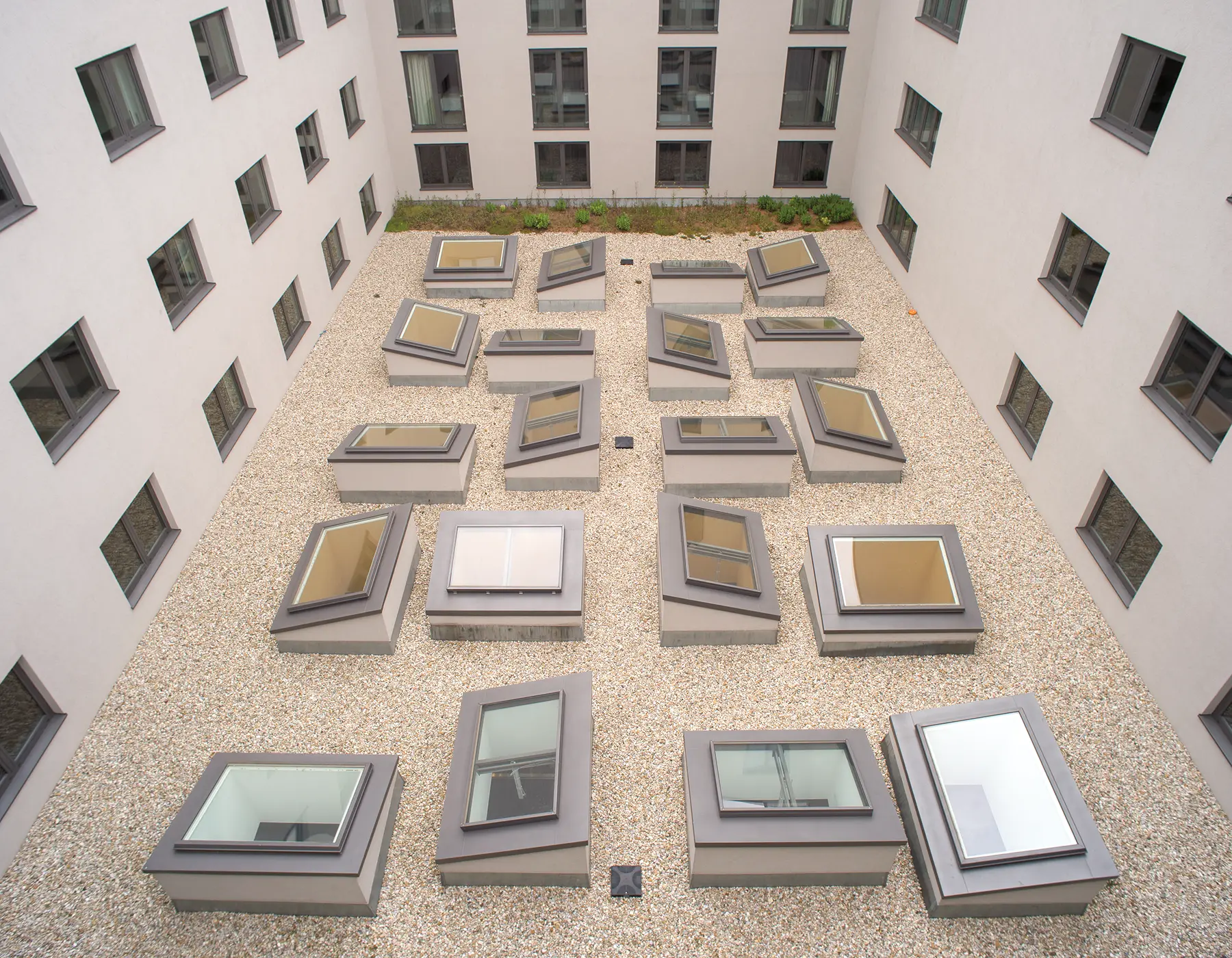 Reihe von Dachfenstern in unterschiedlichen Winkeln als geometrisches Architekturelement