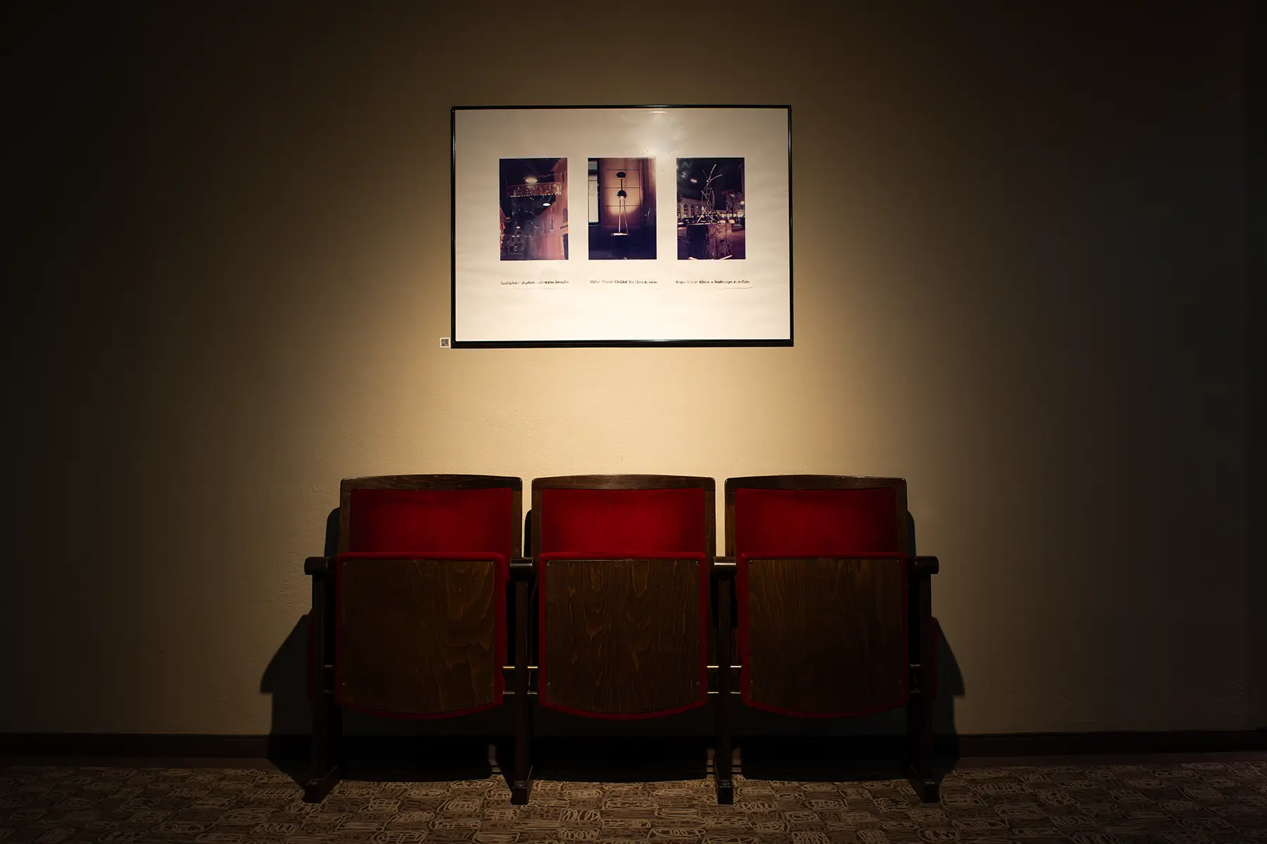 Alte Kinosessel mit Spotlight als stimmungsvolle Innenraumaufnahme mit historischem Charakter