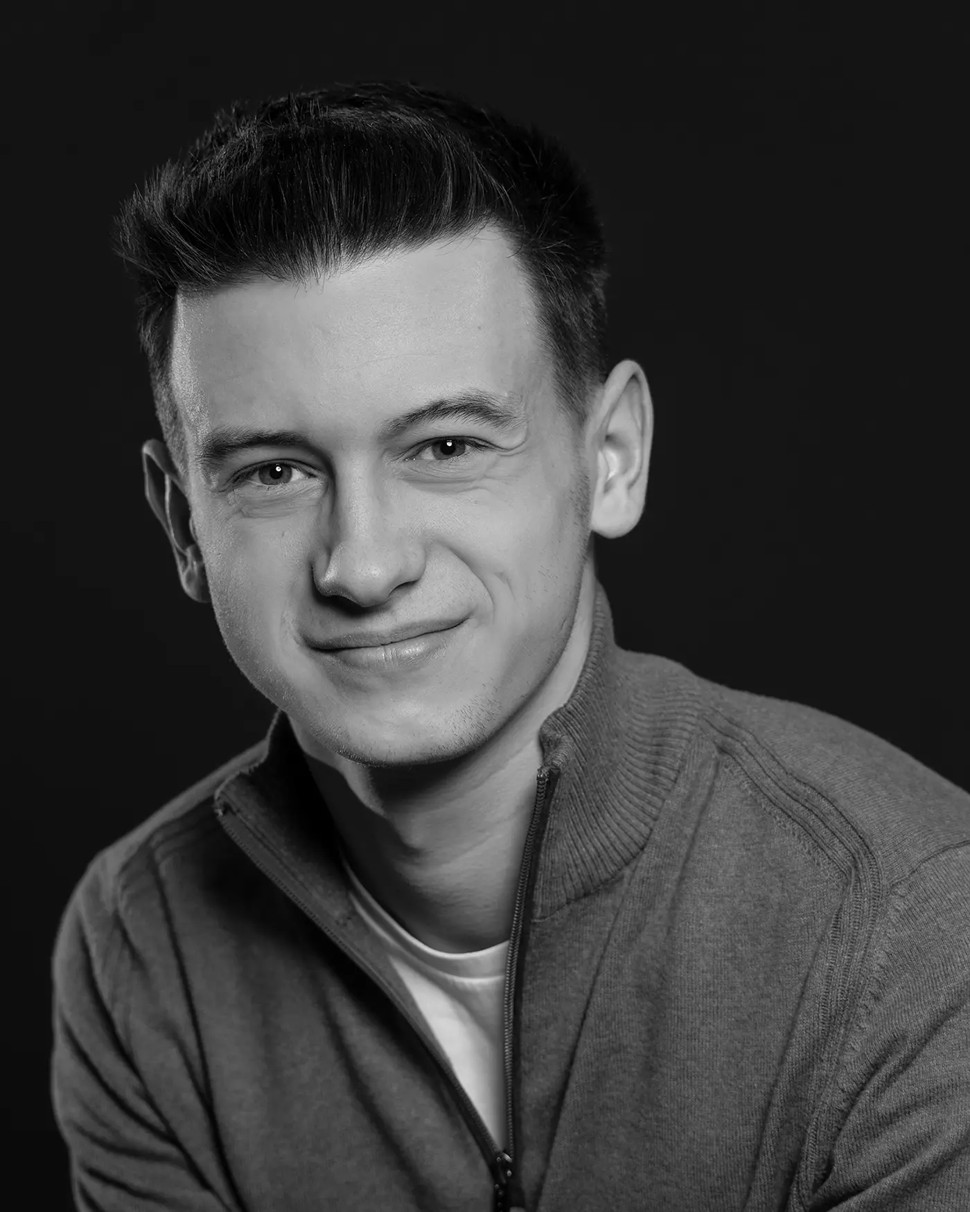 Modernes Bewerbungsfoto mit kreativem Licht und lockerer Bildgestaltung für kreative Branchen