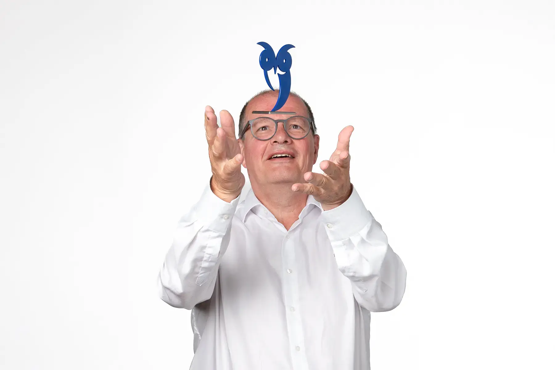 Locker inszeniertes Businessportrait der Geschäftsführung mit humorvoller Pose