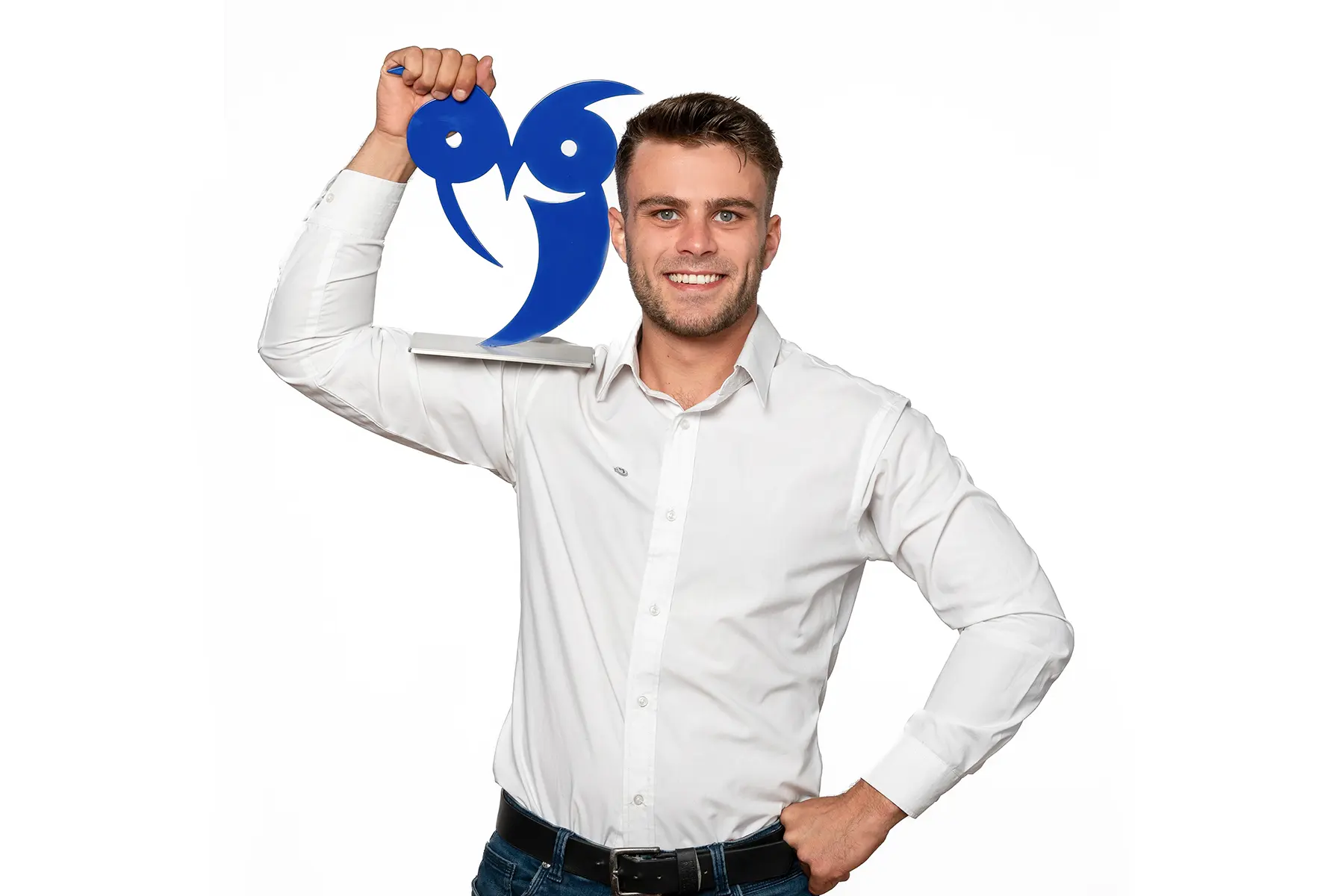 Businessportrait eines Mitarbeiters mit lockerer Pose und sichtbarem Unternehmenslogo