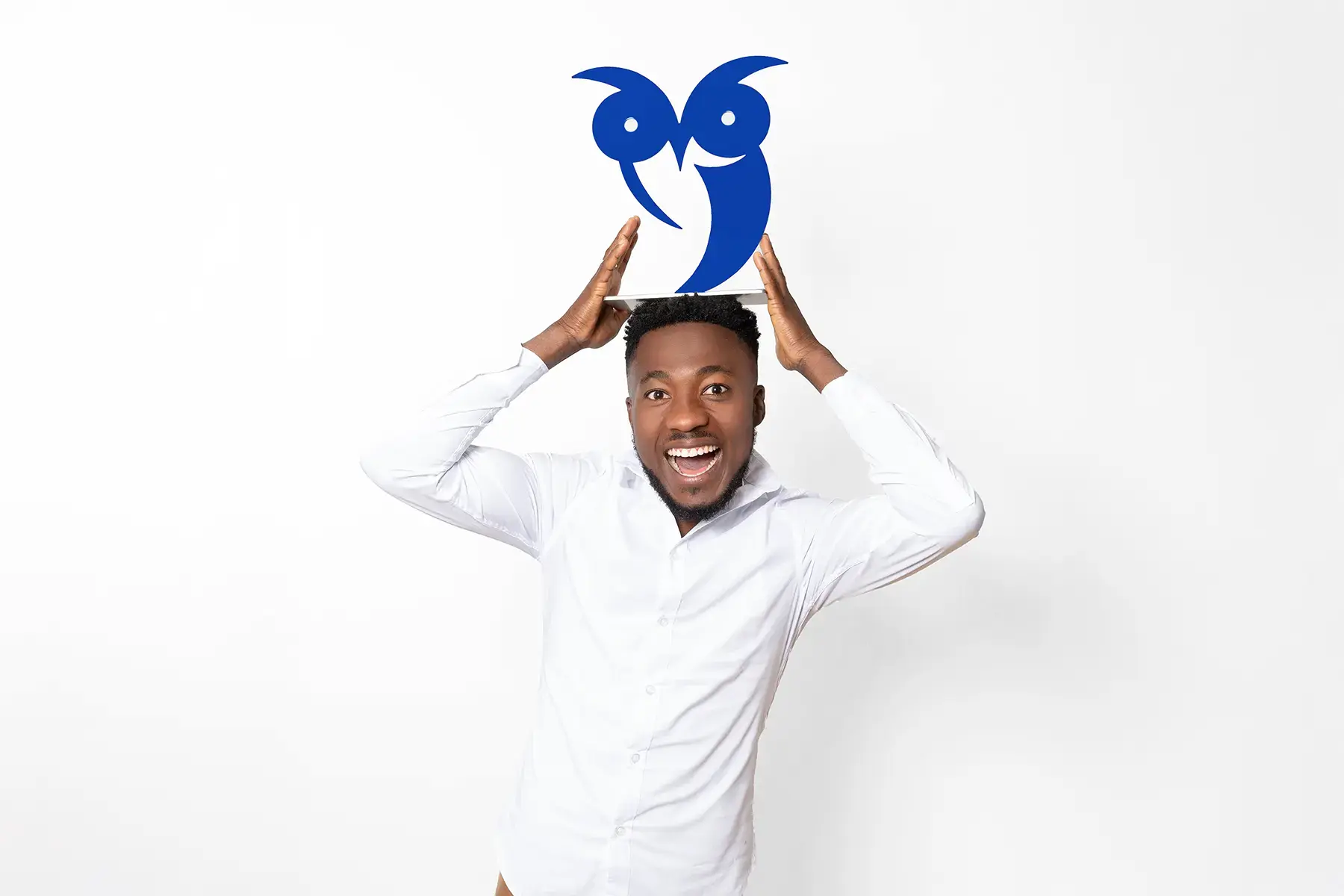 Authentisches Businessportrait eines Mitarbeiters mit Unternehmensbezug und natürlicher Ausstrahlung