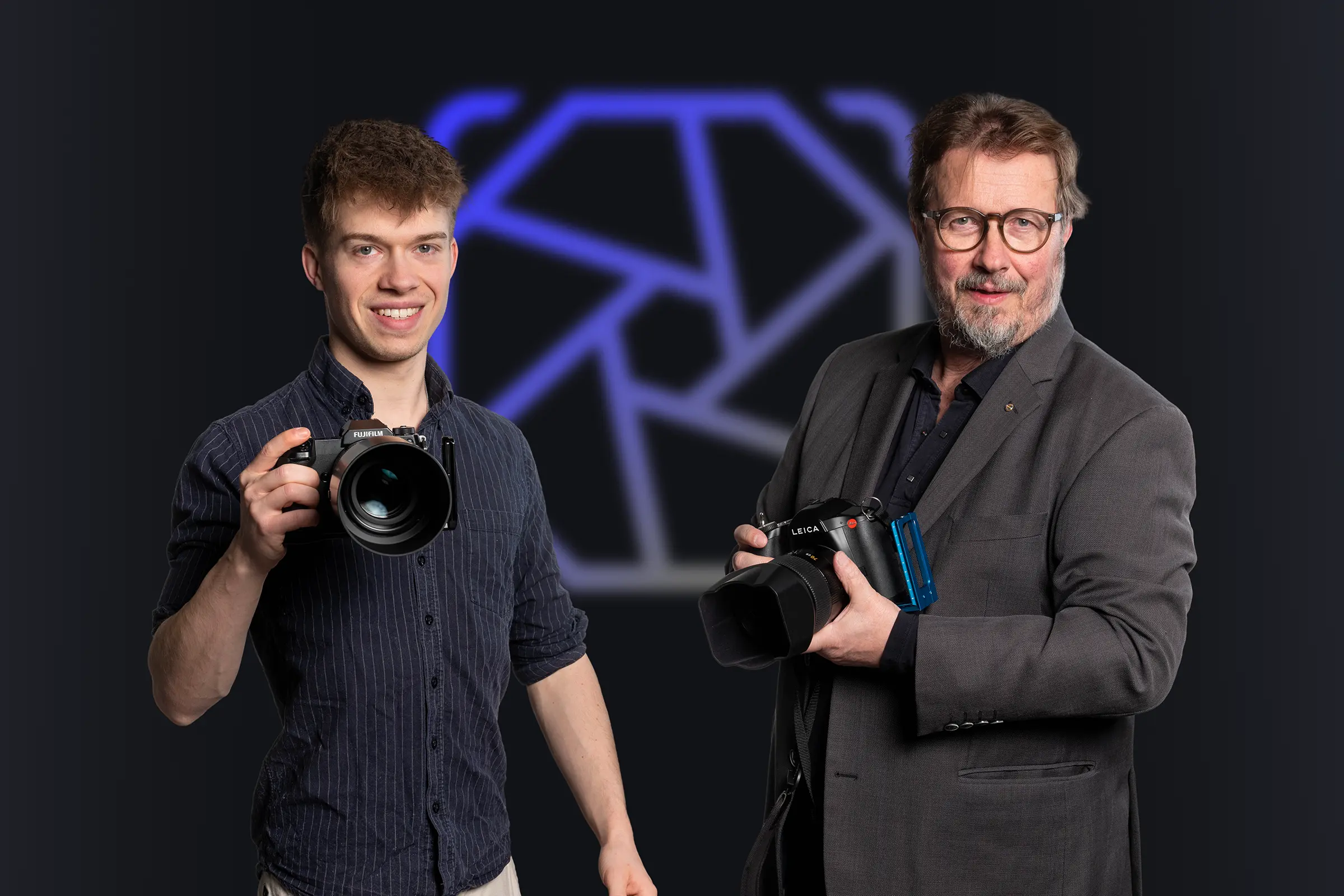 Vater und Sohn als Fotografen eines Familienbetriebs in persönlichem Portrait