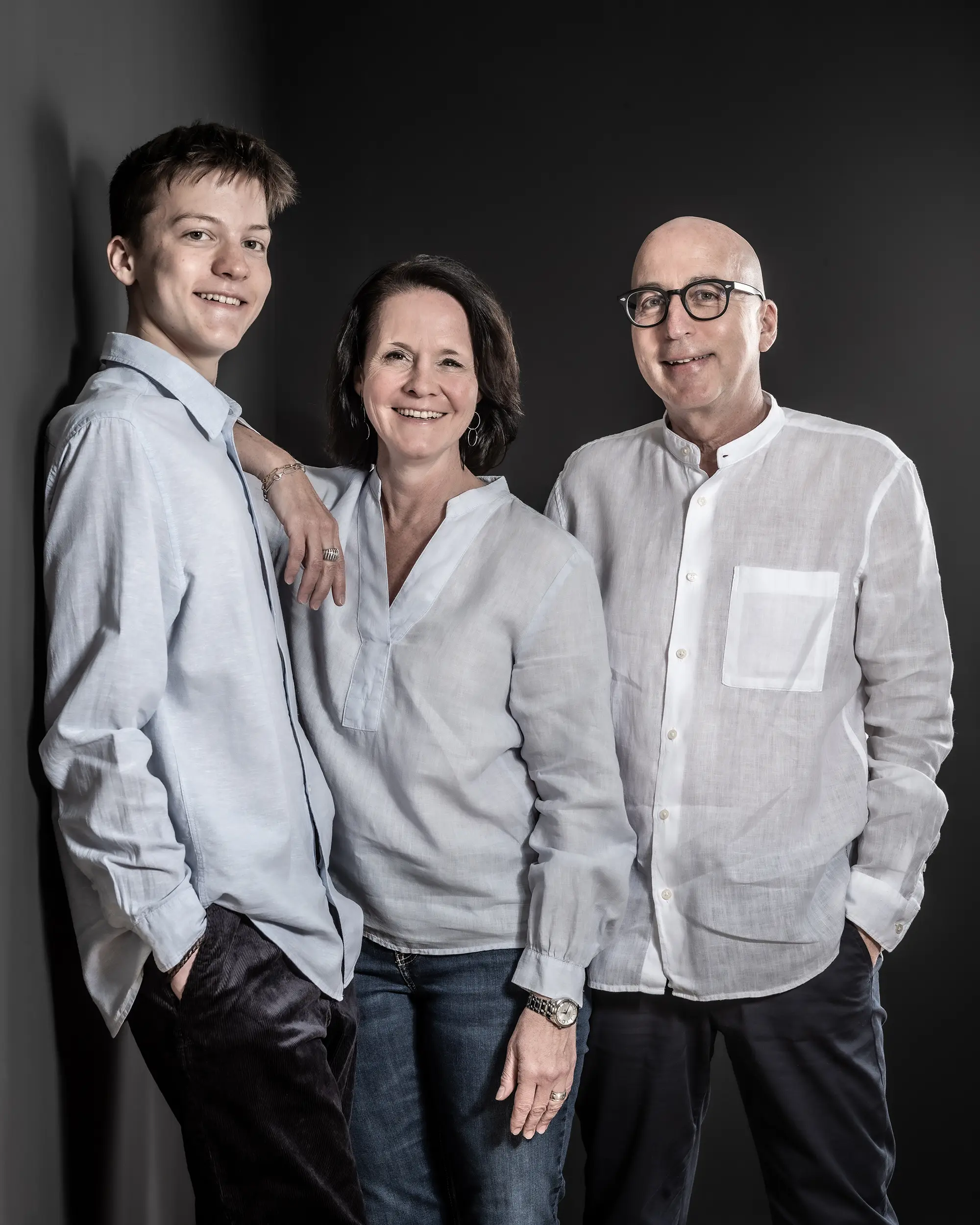 Familienportrait von Eltern mit ihrem Sohn in natürlicher und ruhiger Atmosphäre