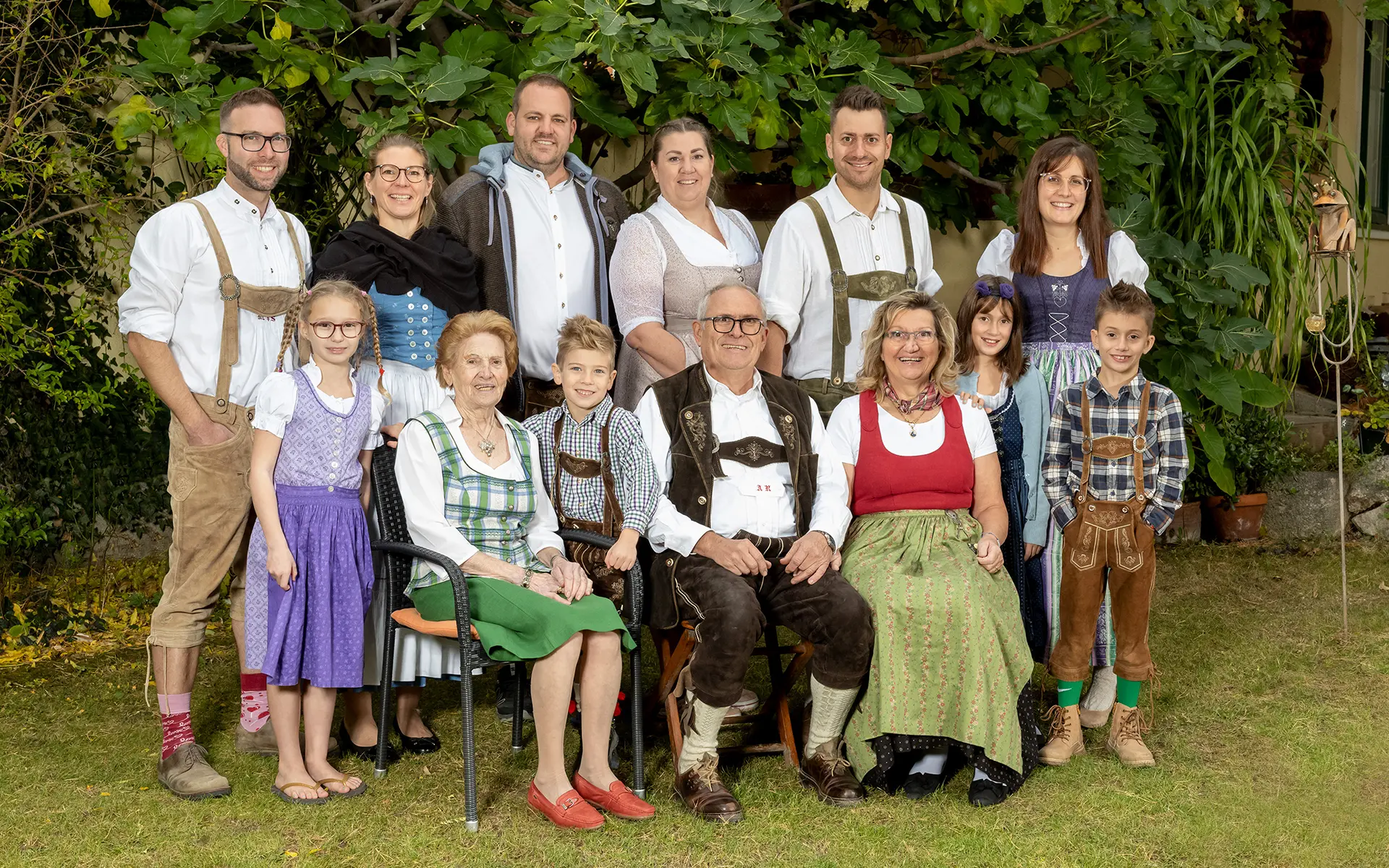 Gruppenfoto einer großen Familie mit mehreren Generationen in harmonischer Bildkomposition