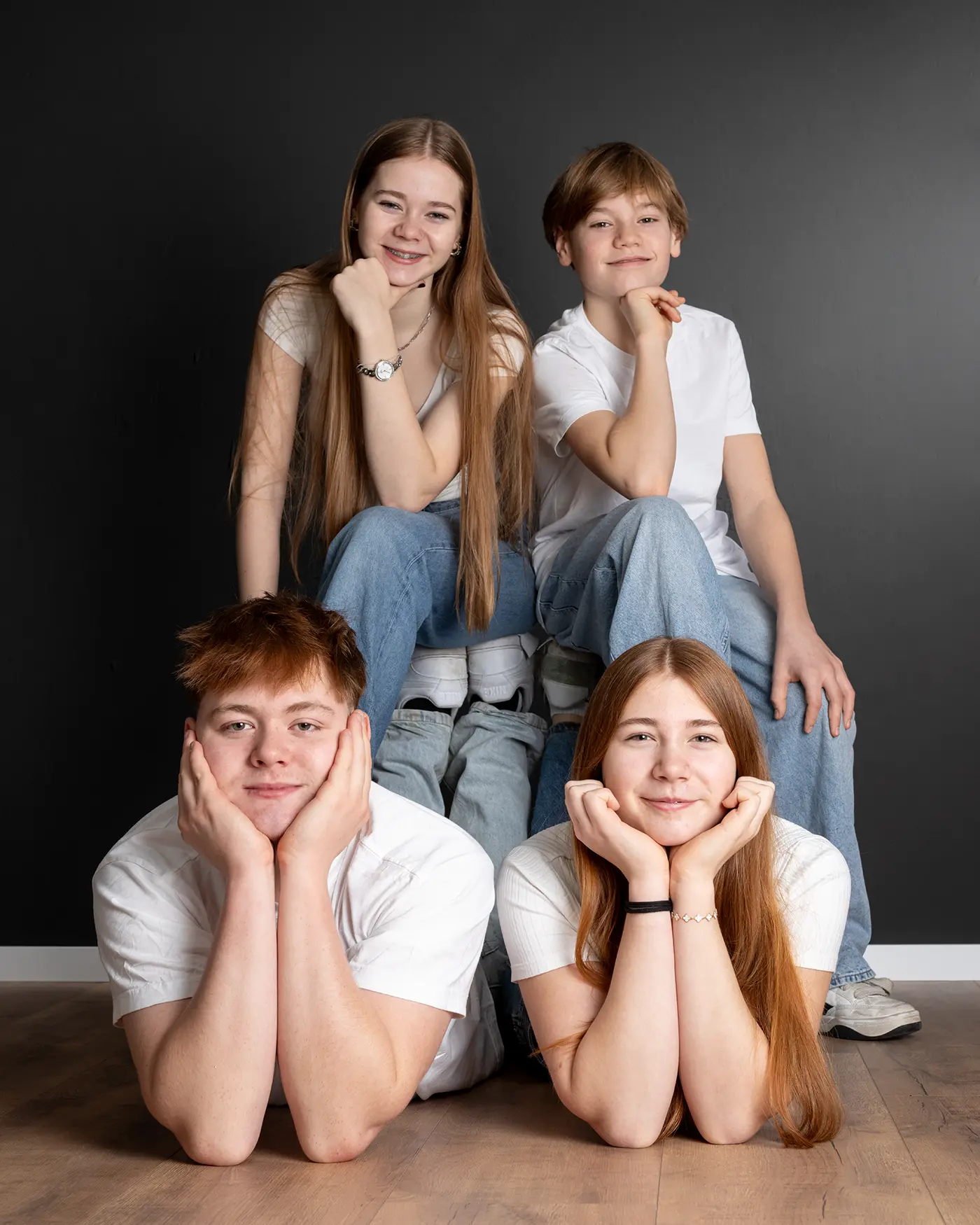 Gruppenportrait von vier Jugendlichen mit natürlicher Ausstrahlung und lockerer Atmosphäre