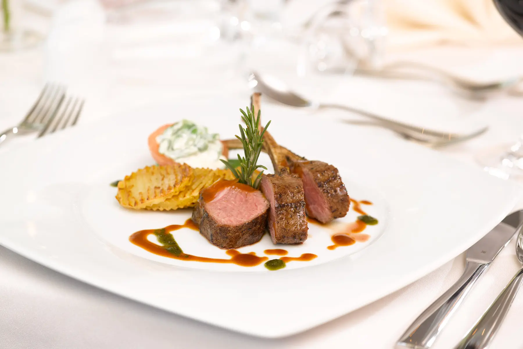 Detailaufnahme eines angerichteten Gerichts in moderner Foodfotografie