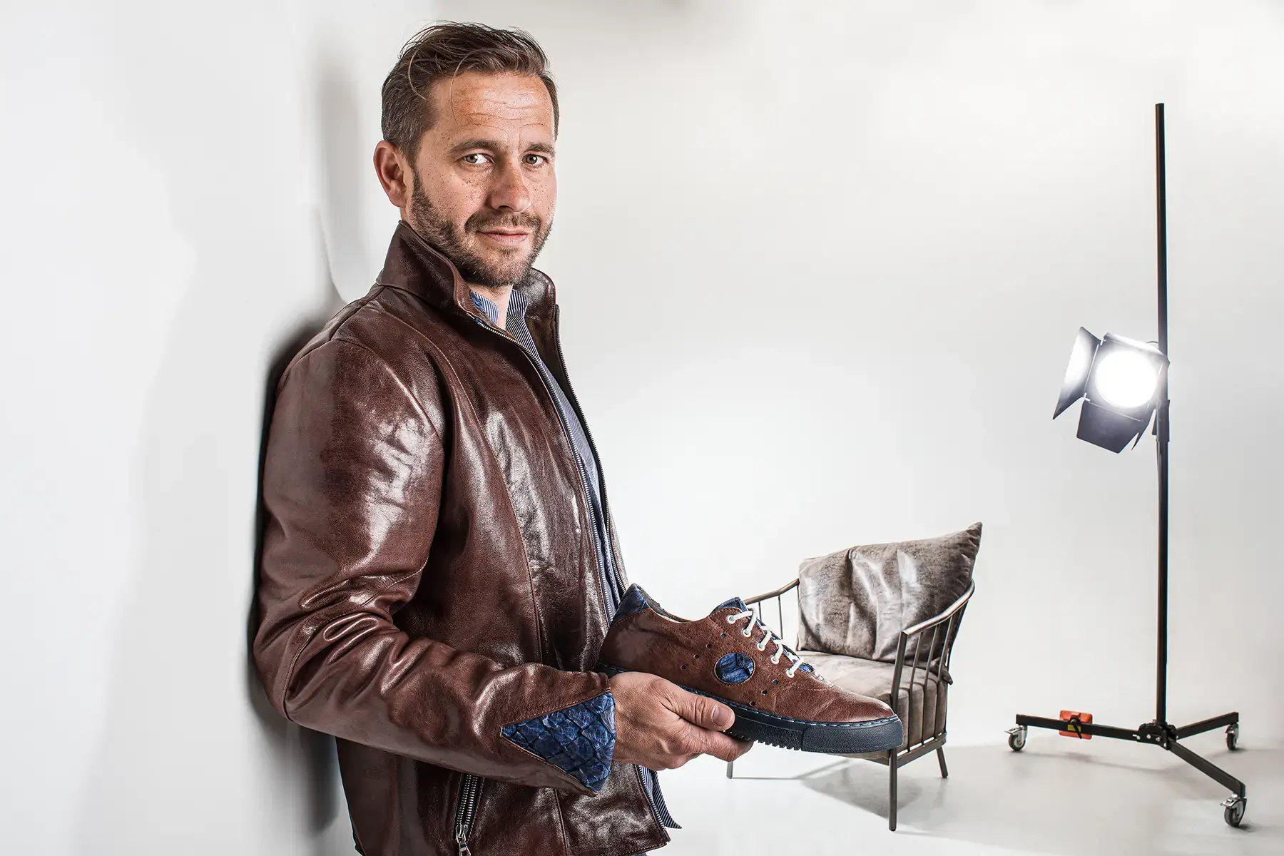 High-End Produktinszenierung mit dramatischer Lichtführung für starke Markenwirkung