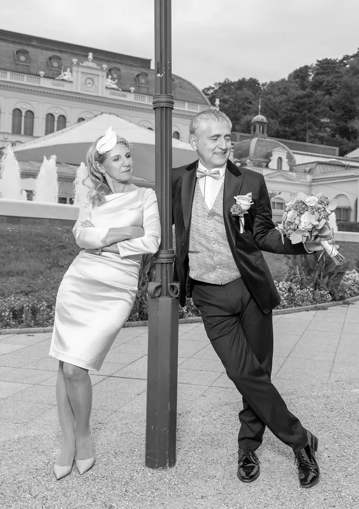 Braut betrachtet ihren Brautstrauß in einem ruhigen und persönlichen Moment