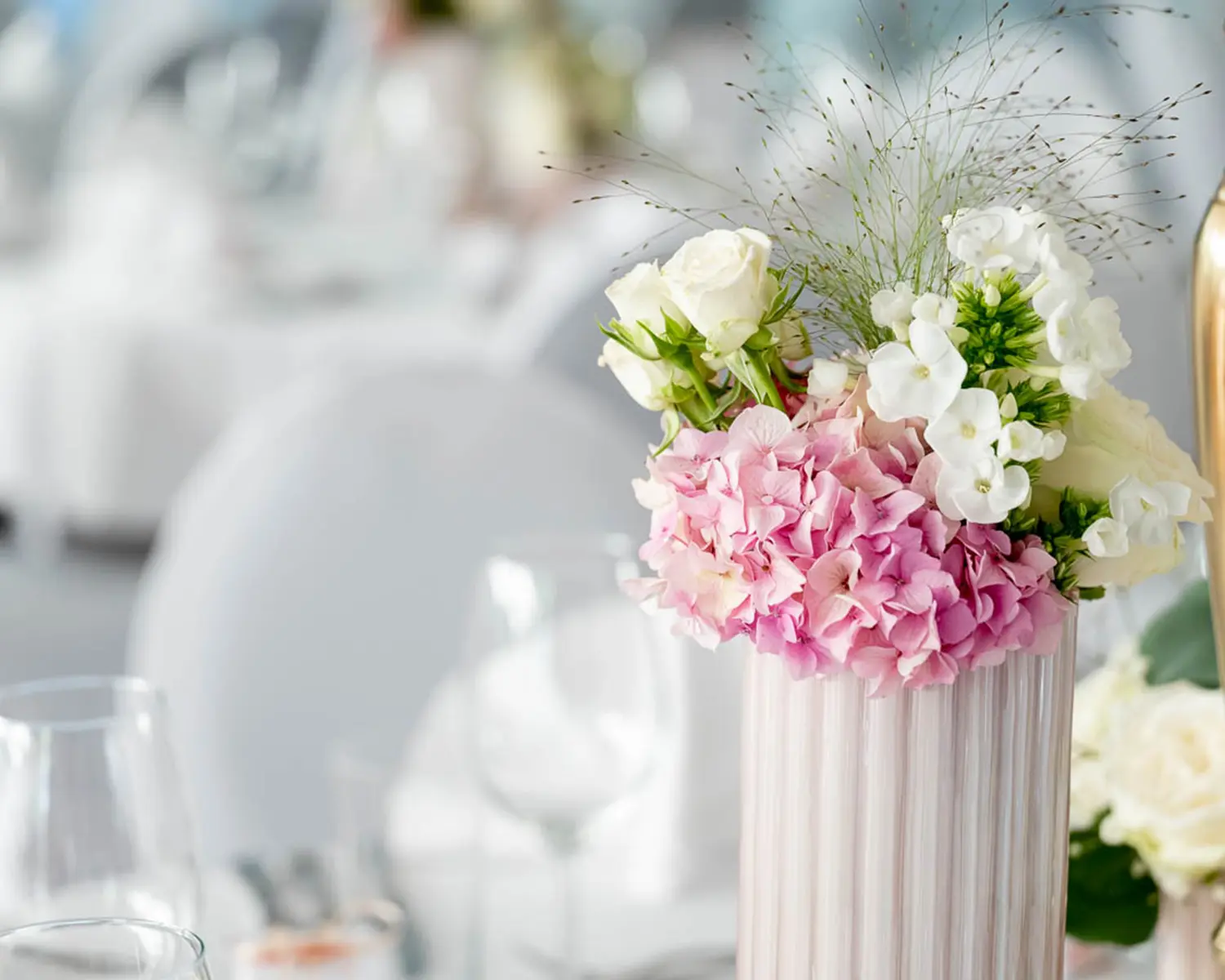 Detailaufnahme vor Ort mit Fokus auf Licht, Struktur und Hochzeitsatmosphäre