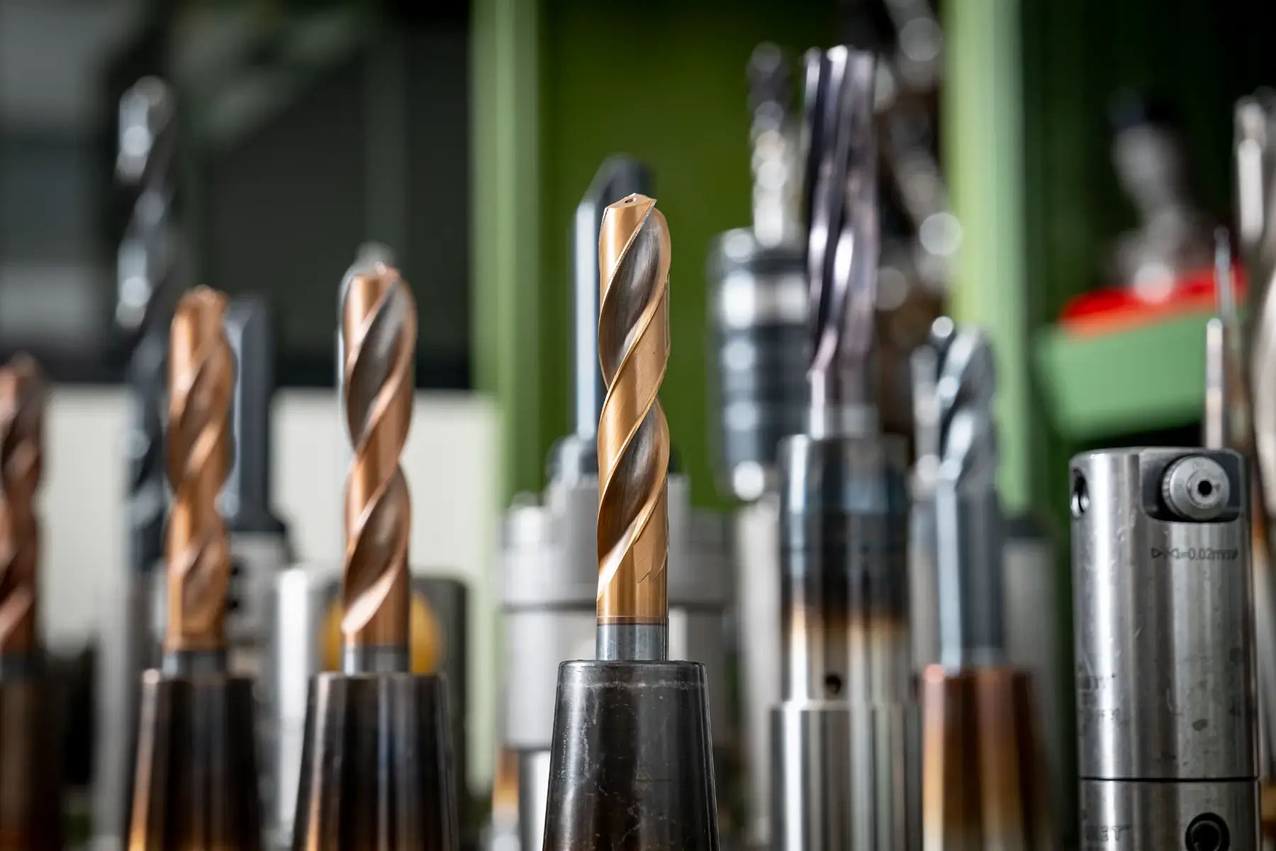 Detailaufnahme eines Fräskopfs in der Metallbearbeitung mit Fokus auf Schneidengeometrie und Präzision