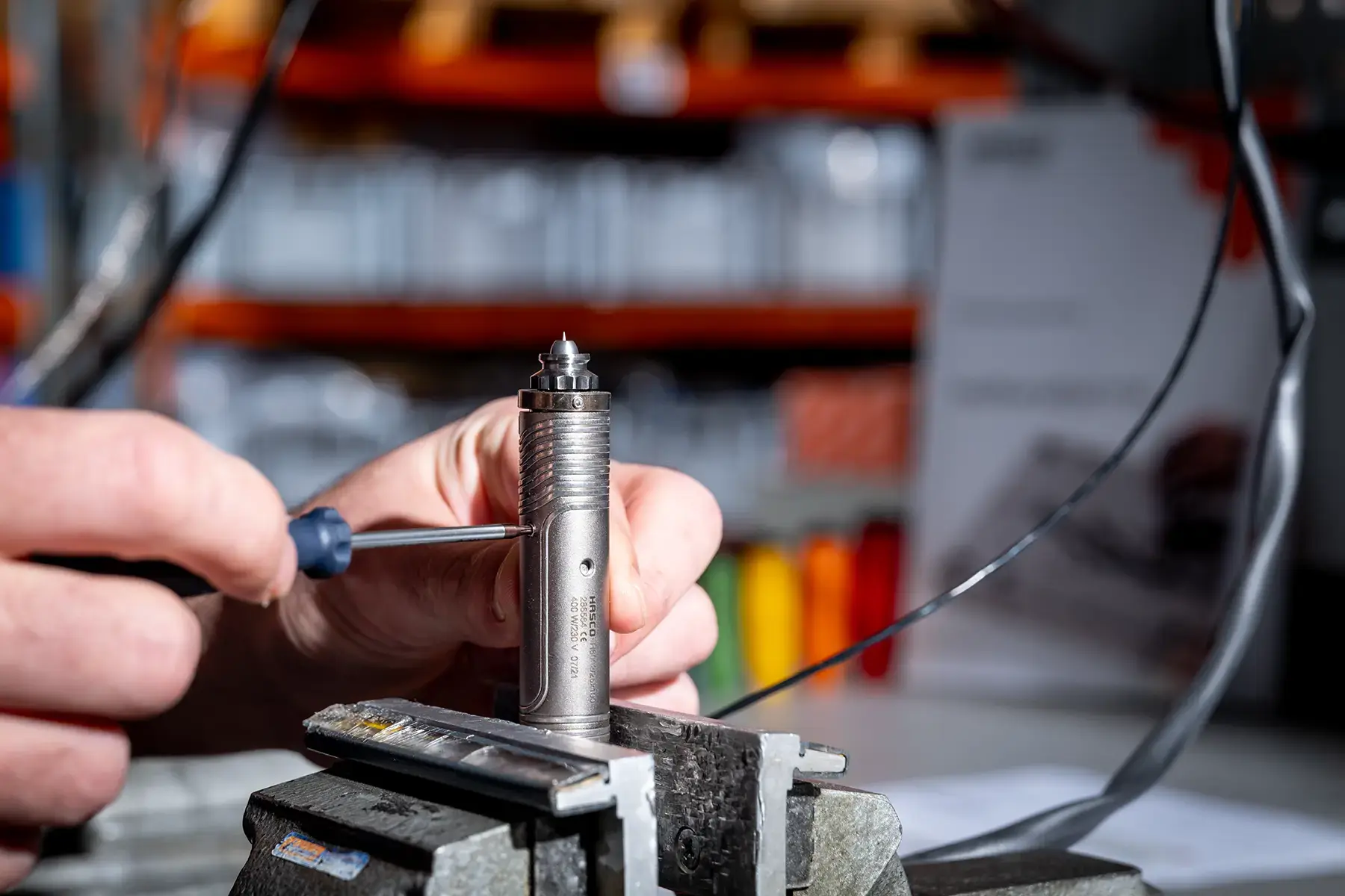 Detailaufnahme industrieller Technik mit Fokus auf Struktur und Material