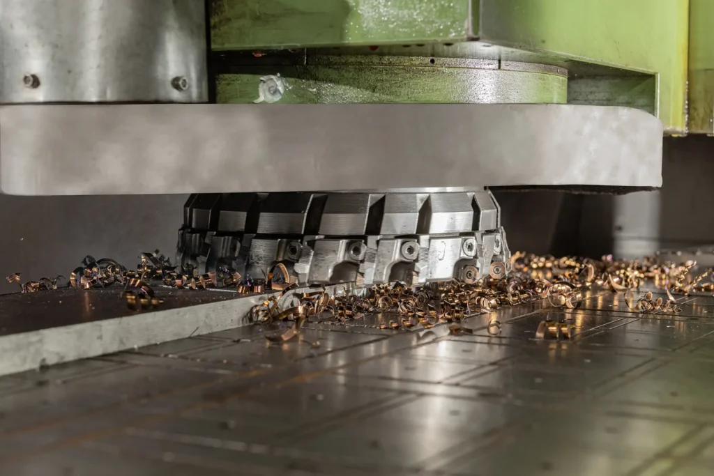 Industriefotografie einer Maschine im Produktionsprozess mit Fokus auf Präzision und Technik