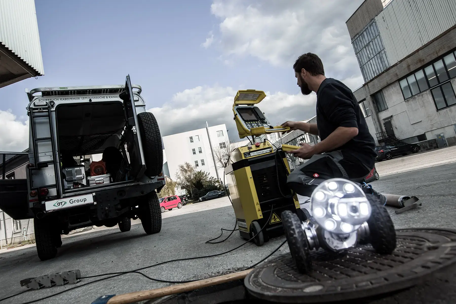 Industriefotografie einer Rohruntersuchung durch Mitarbeiter im technischen Einsatz