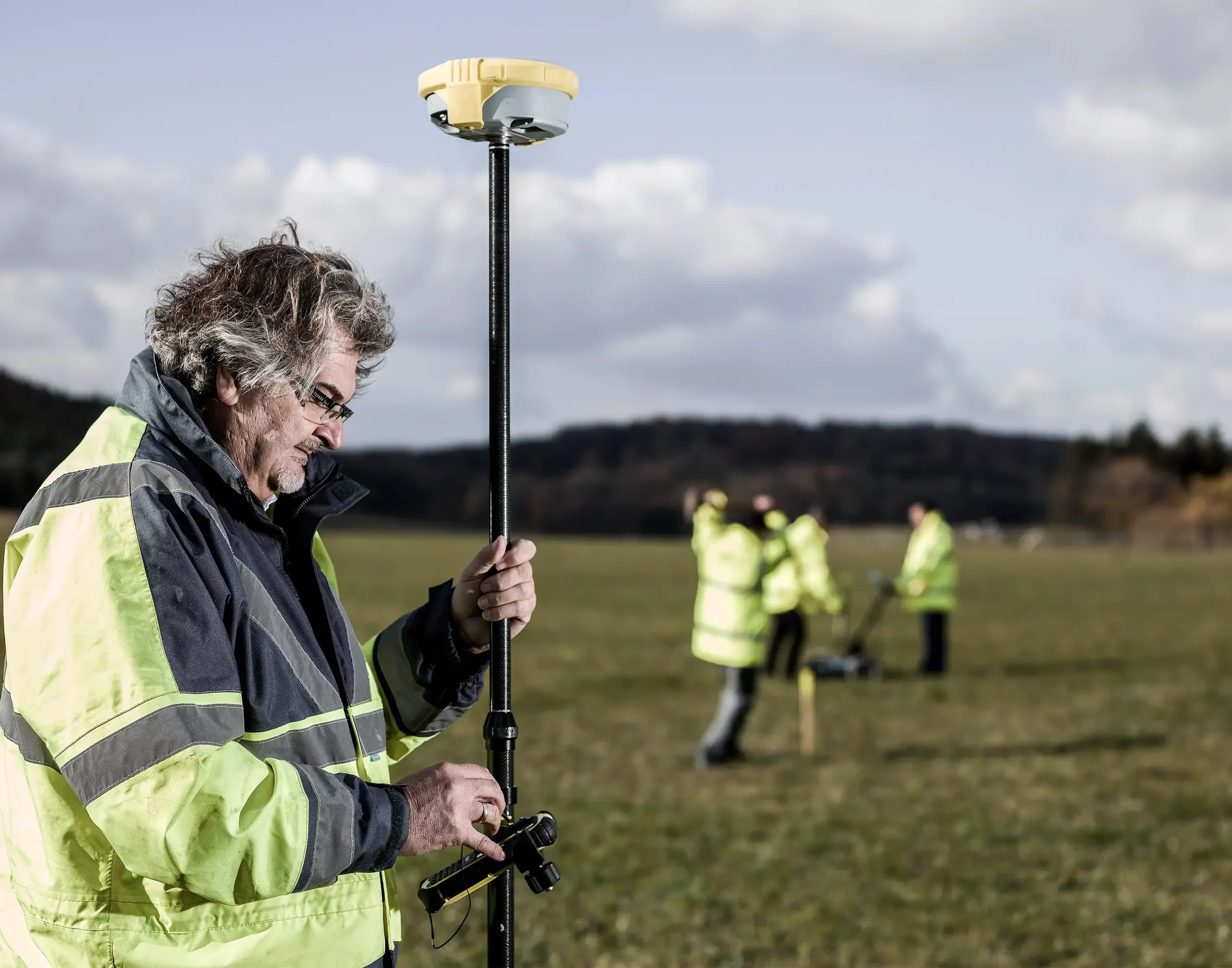 Mitarbeiter bei Vermessung und Qualitätskontrolle in der Industrieproduktion