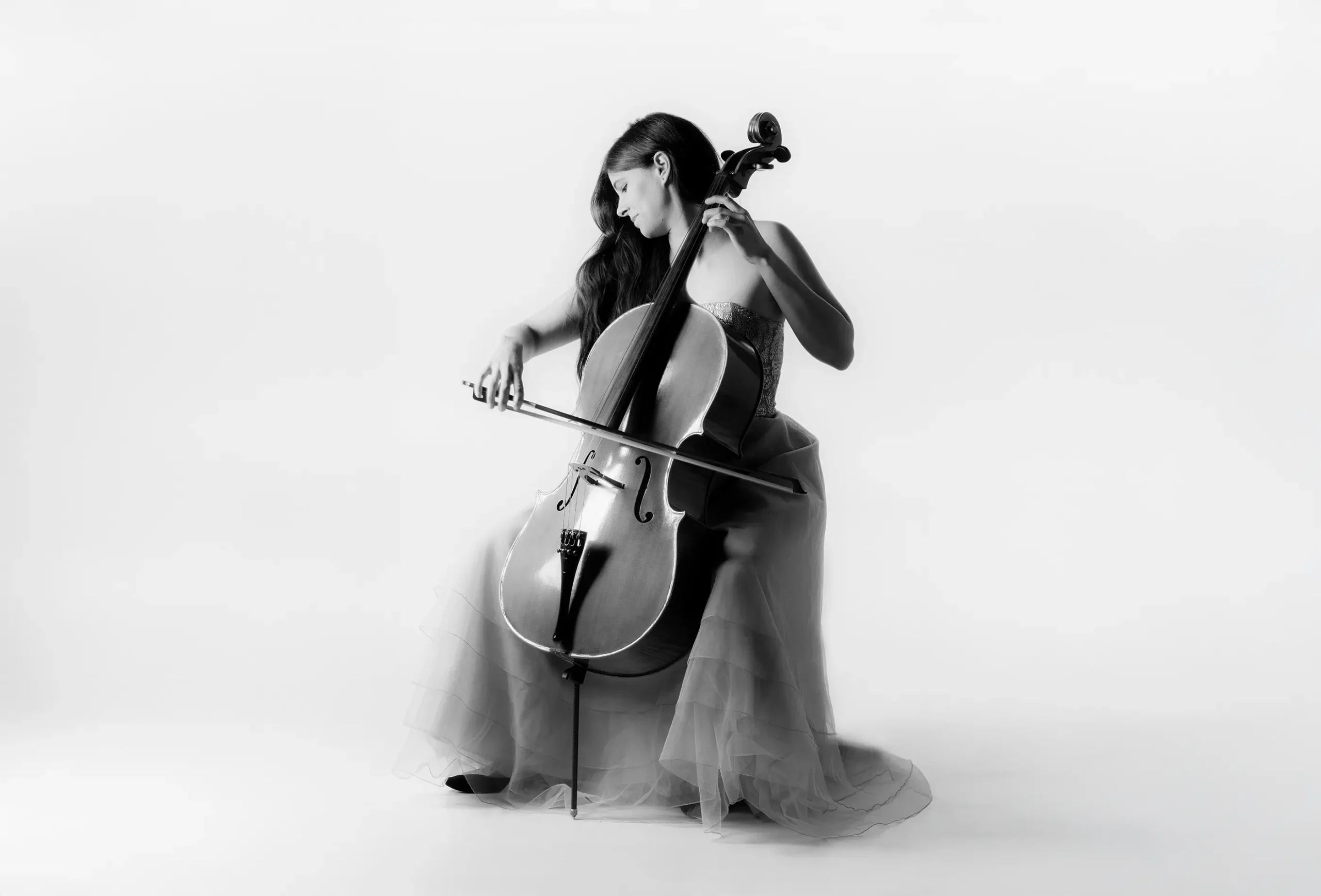 Künstlerportrait einer Cellistin mit viel Weißraum und ruhiger, klarer Bildkomposition