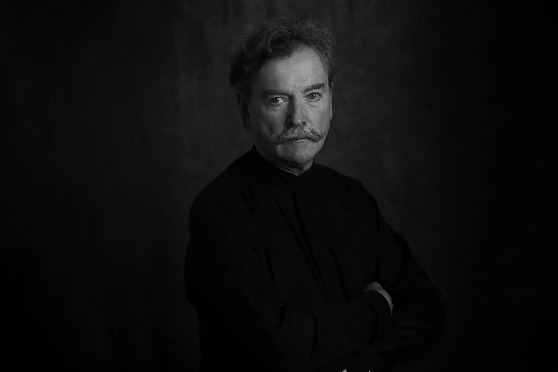 Portrait eines Dirigenten mit Fokus auf Ausdruck und Präsenz