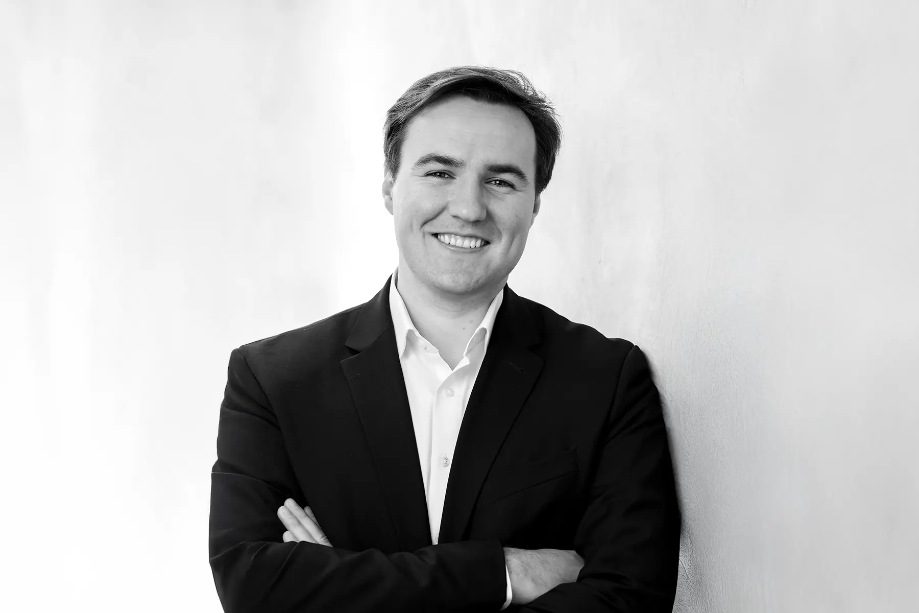 Künstlerportrait mit minimaler Inszenierung und Fokus auf Persönlichkeit