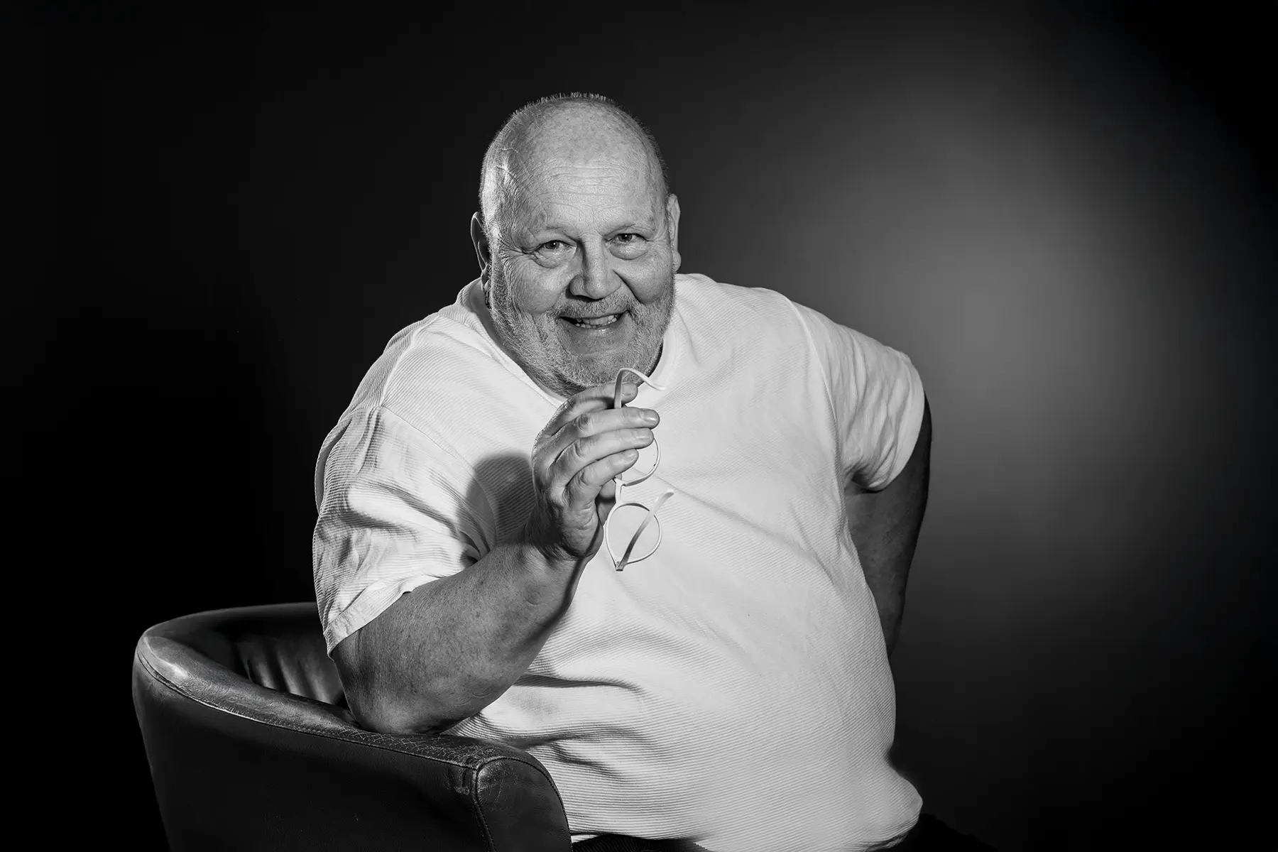 Künstlerportrait eines Sängers mit natürlichem Ausdruck und klarer Inszenierung