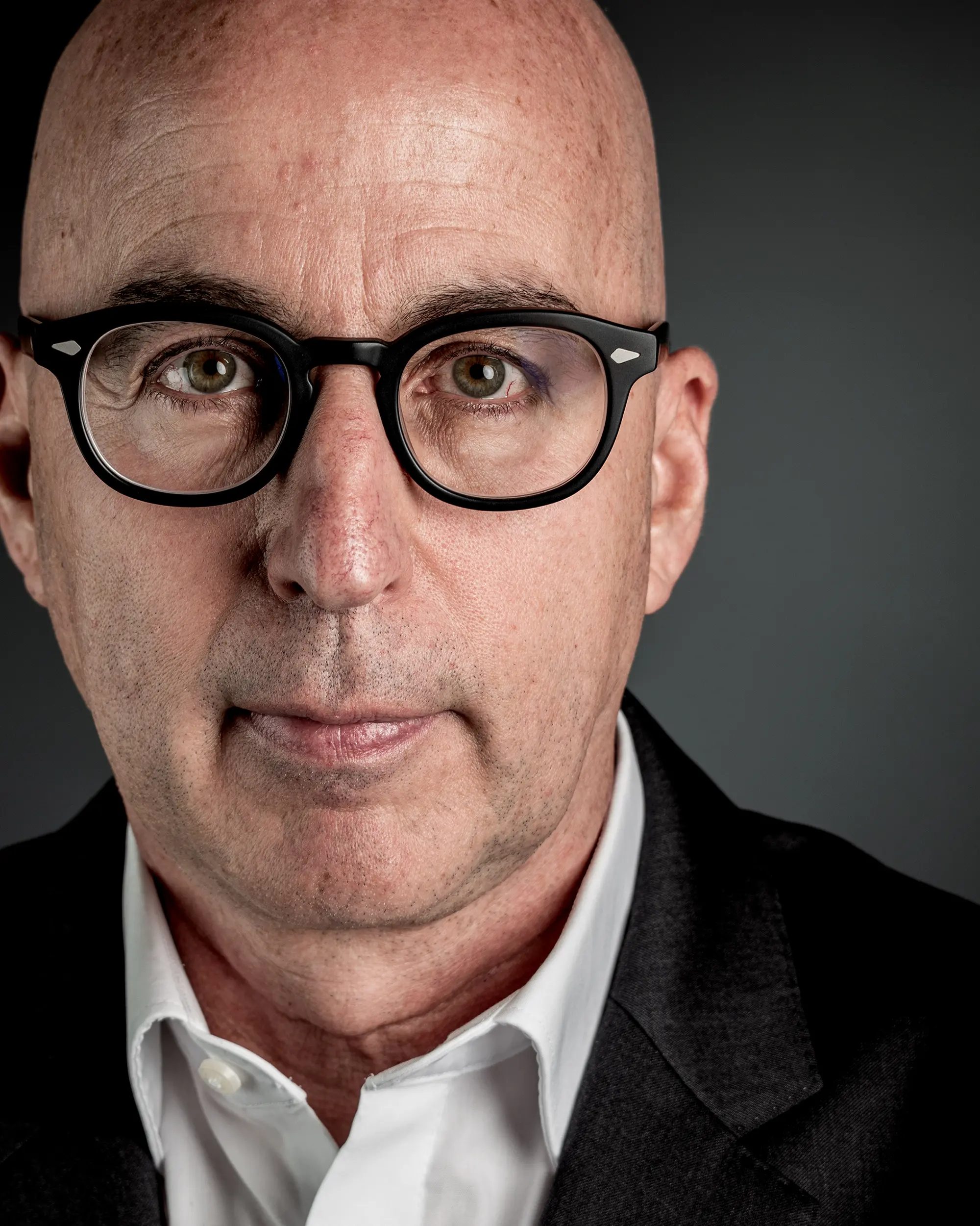 Nahes Portrait eines Gesichts mit weicher Lichtführung und Fokus auf Ausdruck