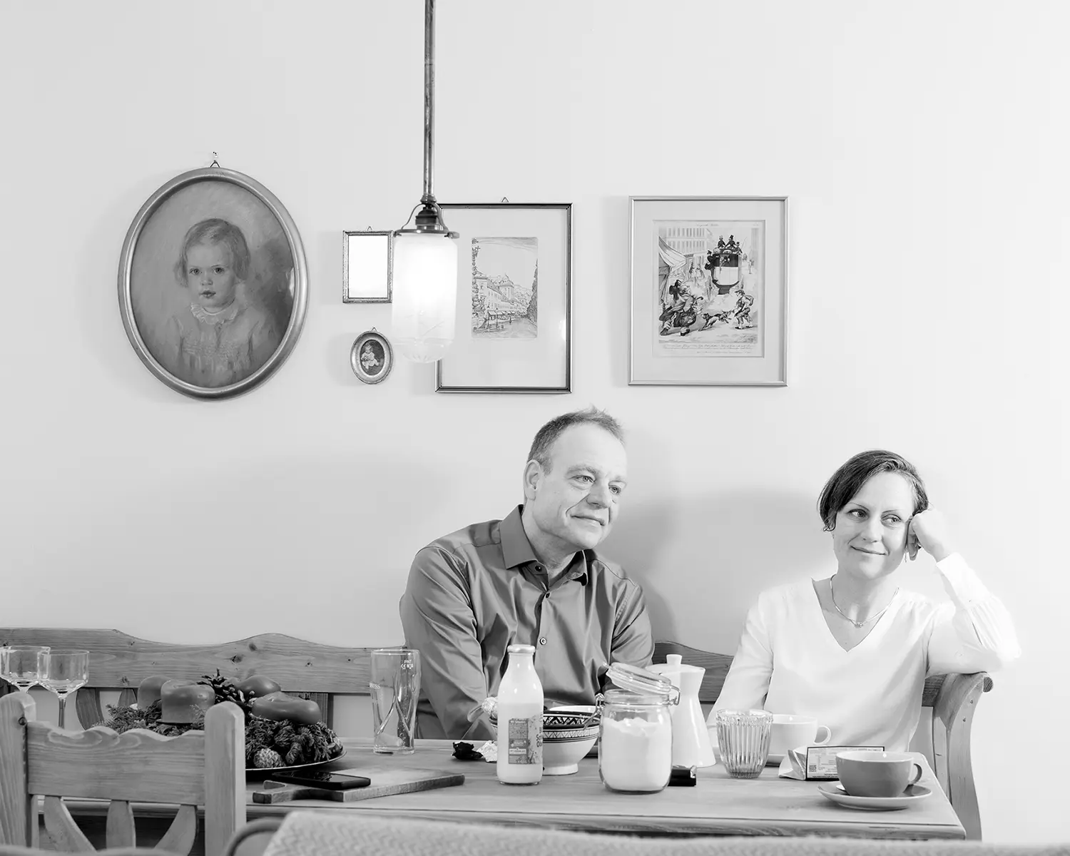 Natürliches Portrait eines Ehepaares beim Frühstück in entspannter Atmosphäre