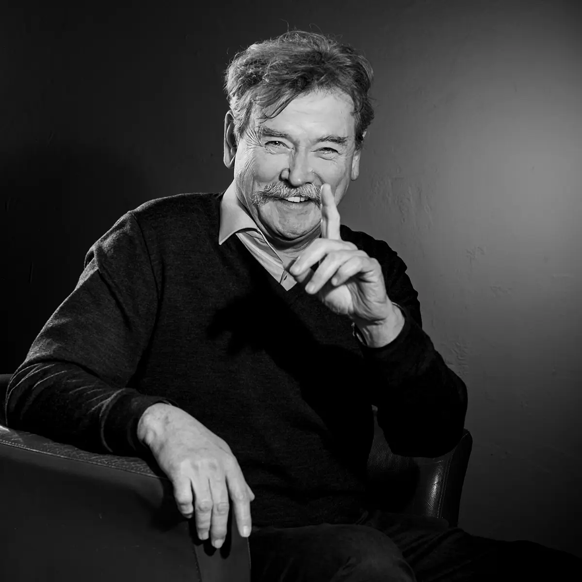 Authentisches Schwarzweiß Portrait mit natürlichem Lachen und klarer Bildsprache