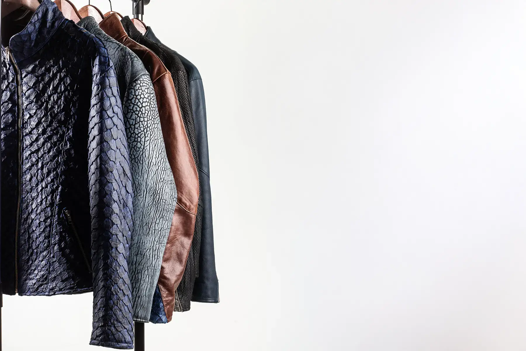Lederjacken auf Kleiderständer mit bewusstem Weißraum für moderne Produktinszenierung und Markenwirkung