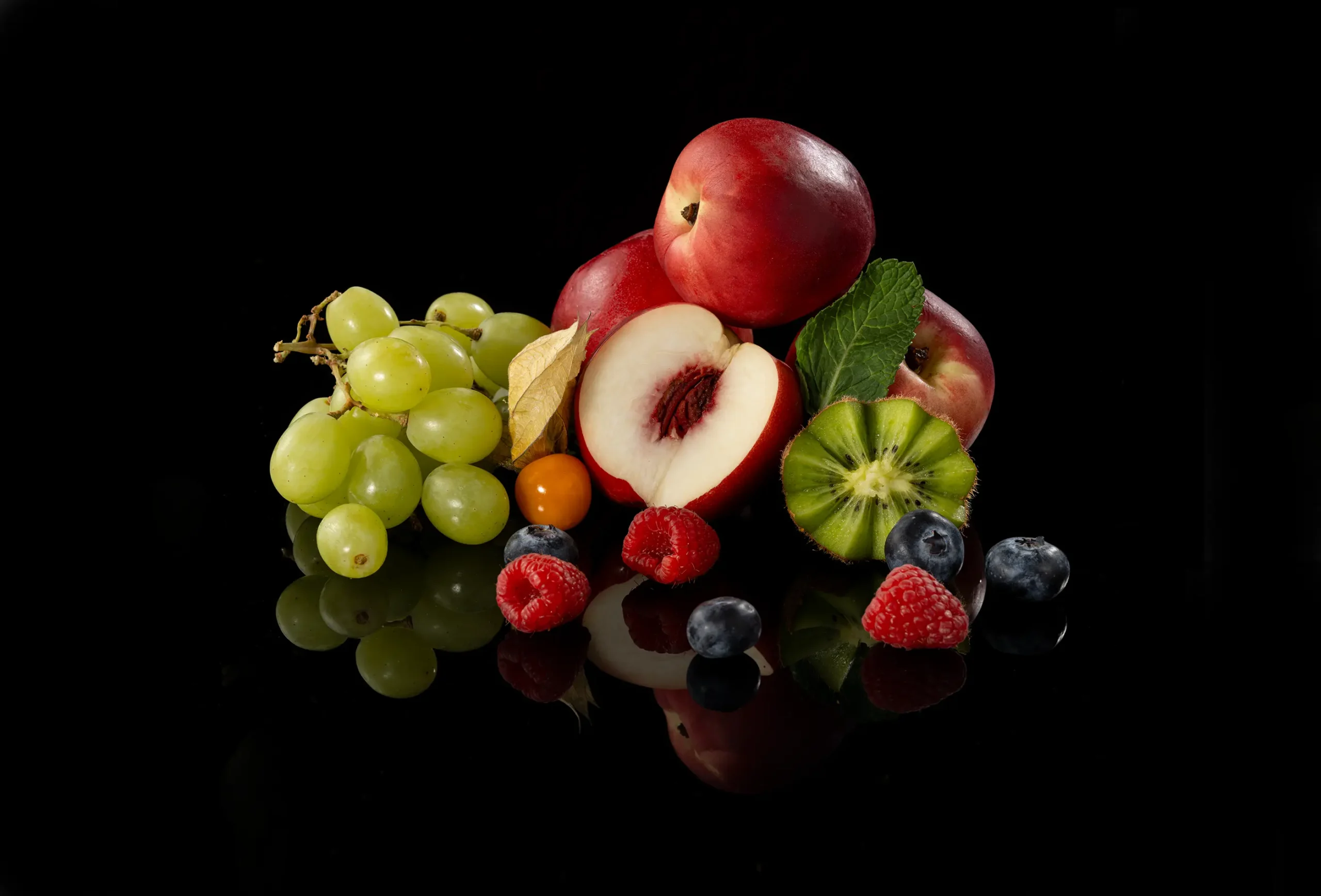 Farbenfrohe Früchte auf dunklem Hintergrund als stilvolle Still-Life Foodfotografie